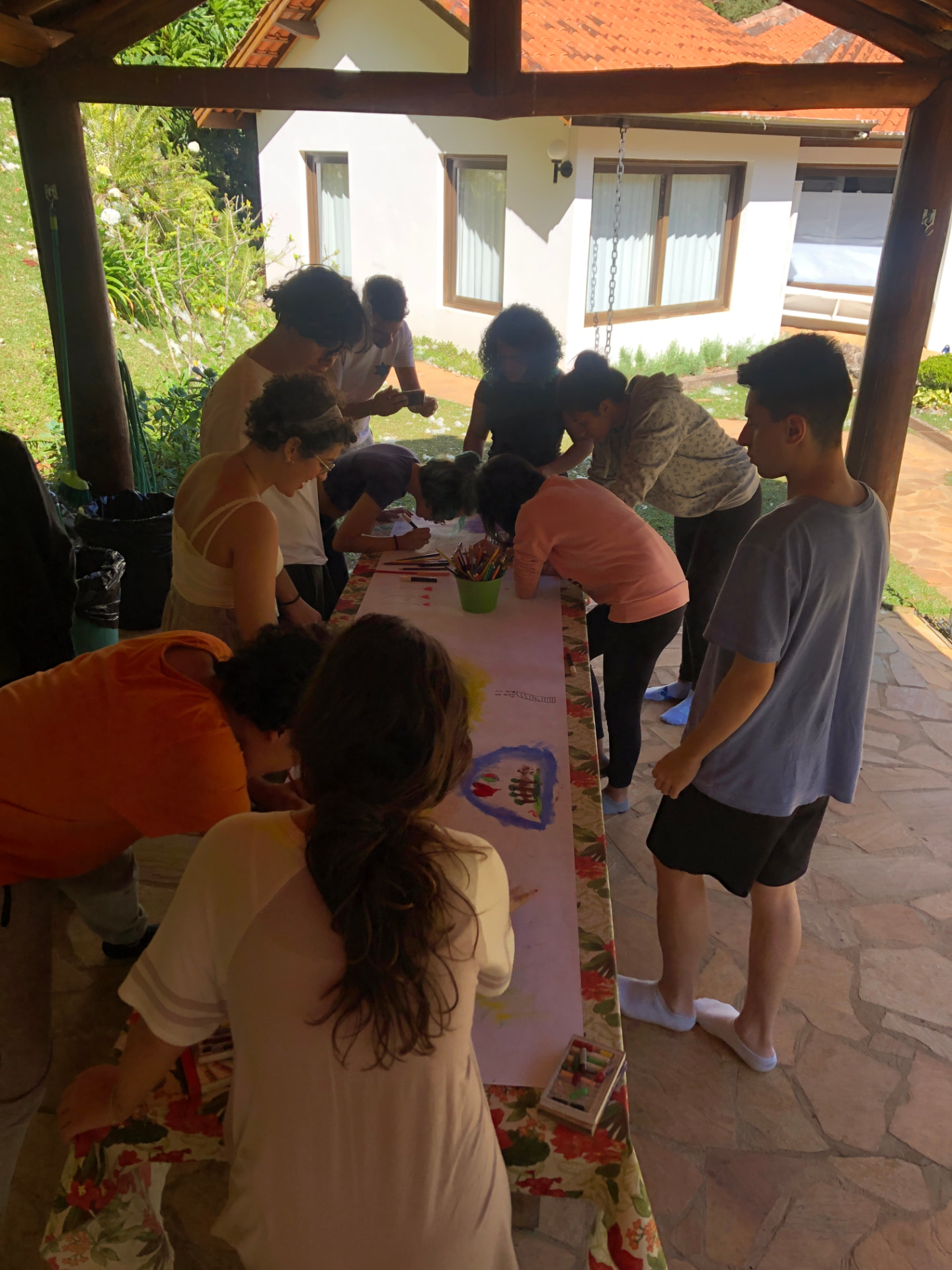 Jovens reunidos em uma oficina de arte ao ar livre